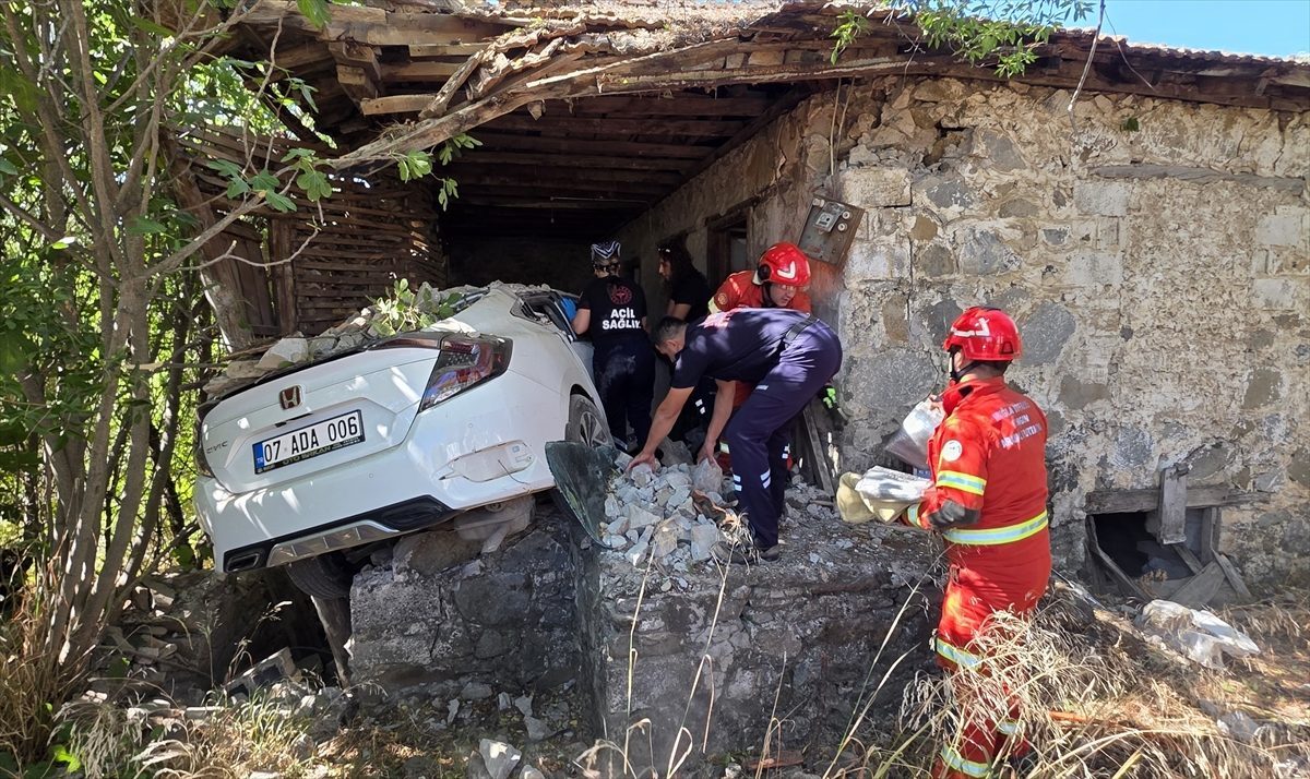 Muğla’da otomobilin eve çarptığı kazada sürücü hayatını kaybetti, nişanlısı yaralandı