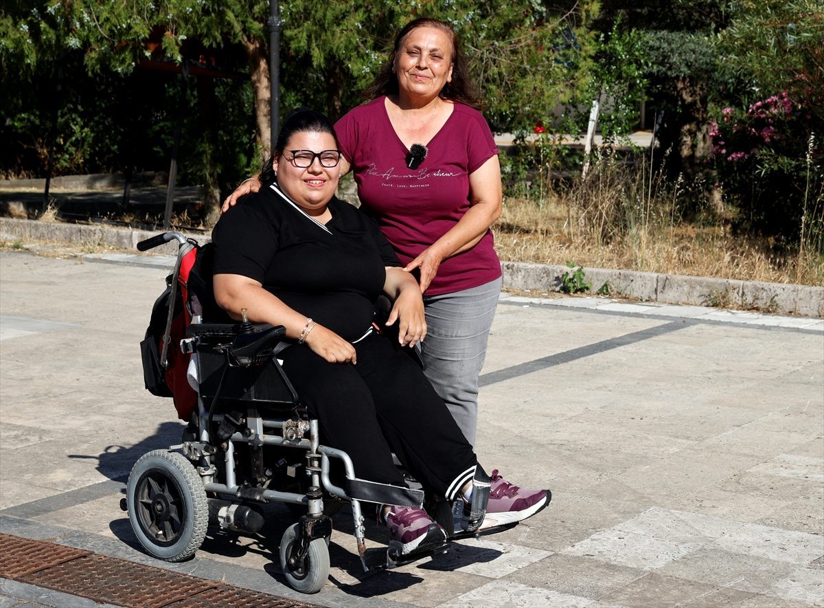 Muğlalı bedensel engelli Yasemin iki bölümü birden bitirerek “çifte gurur” yaşattı