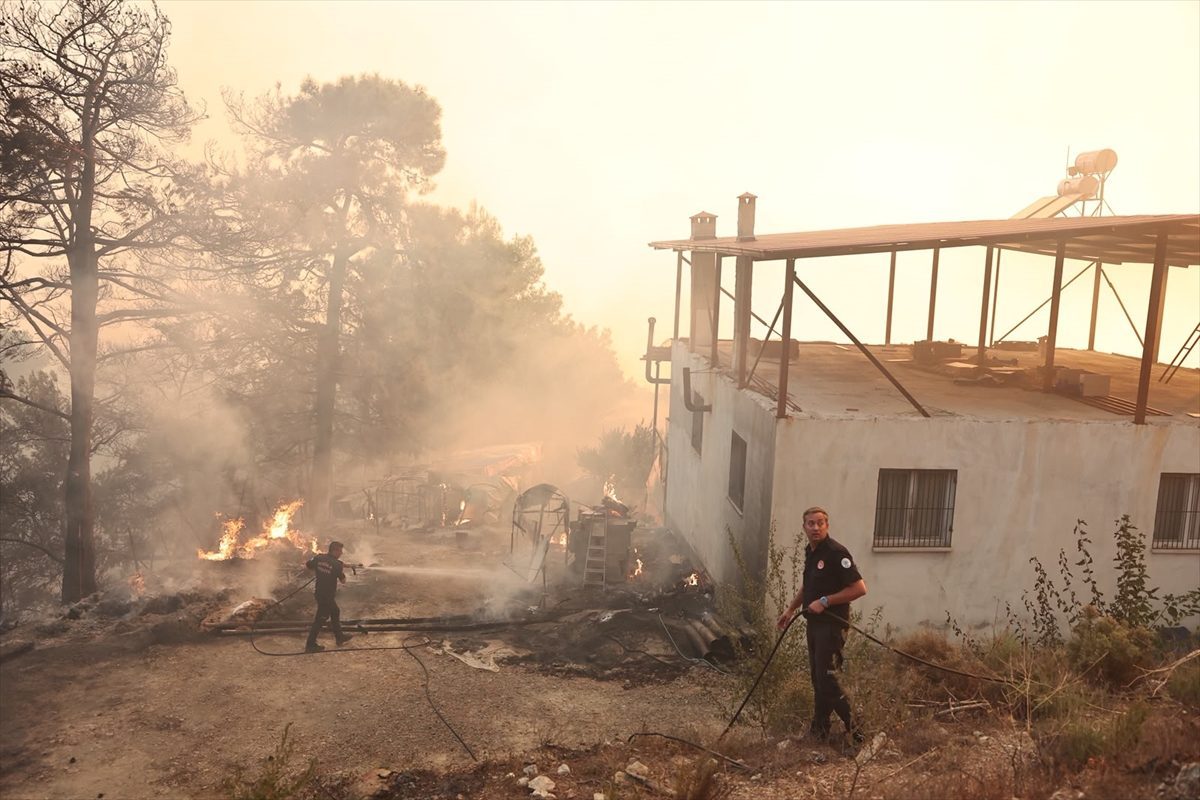 GÜNCELLEME – Muğla’nın Seydikemer ilçesindeki orman yangınına müdahale sürüyor