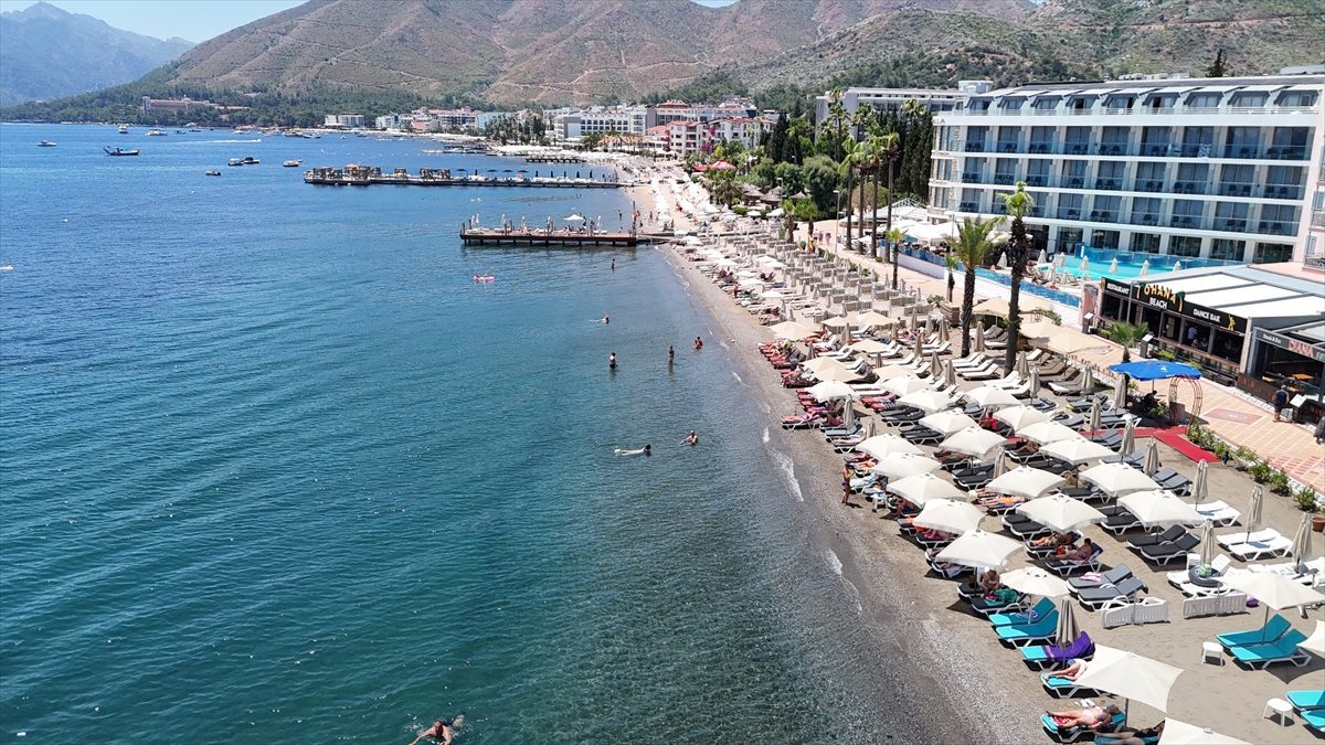 Muğla’nın turistik ilçelerindeki sahillerde sıcak hava yoğunluğu yaşanıyor