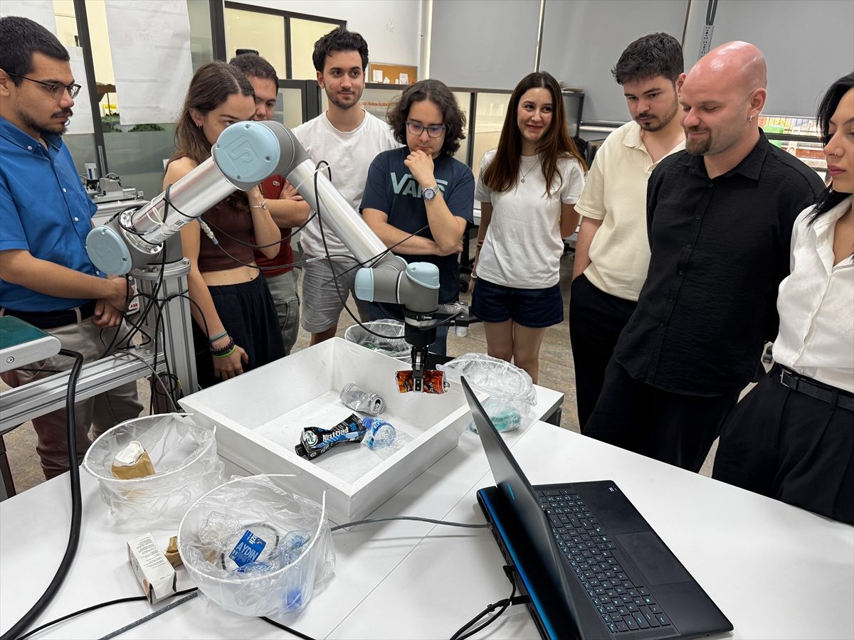Mühendis adayları geri dönüşüm için yapay zeka destekli robot geliştirdi
