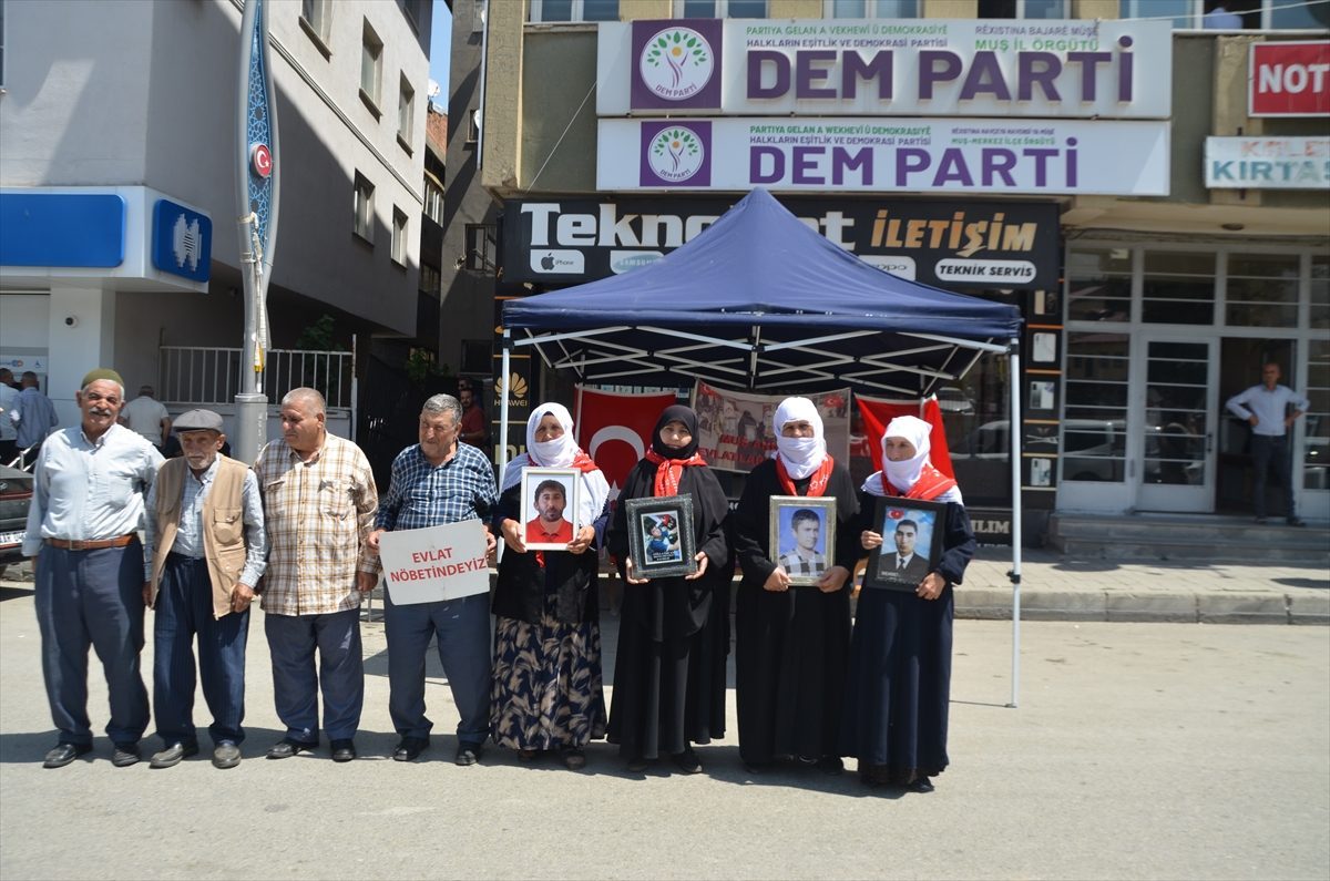 Muşlu aileler DEM Parti binası önündeki eylemlerine devam etti