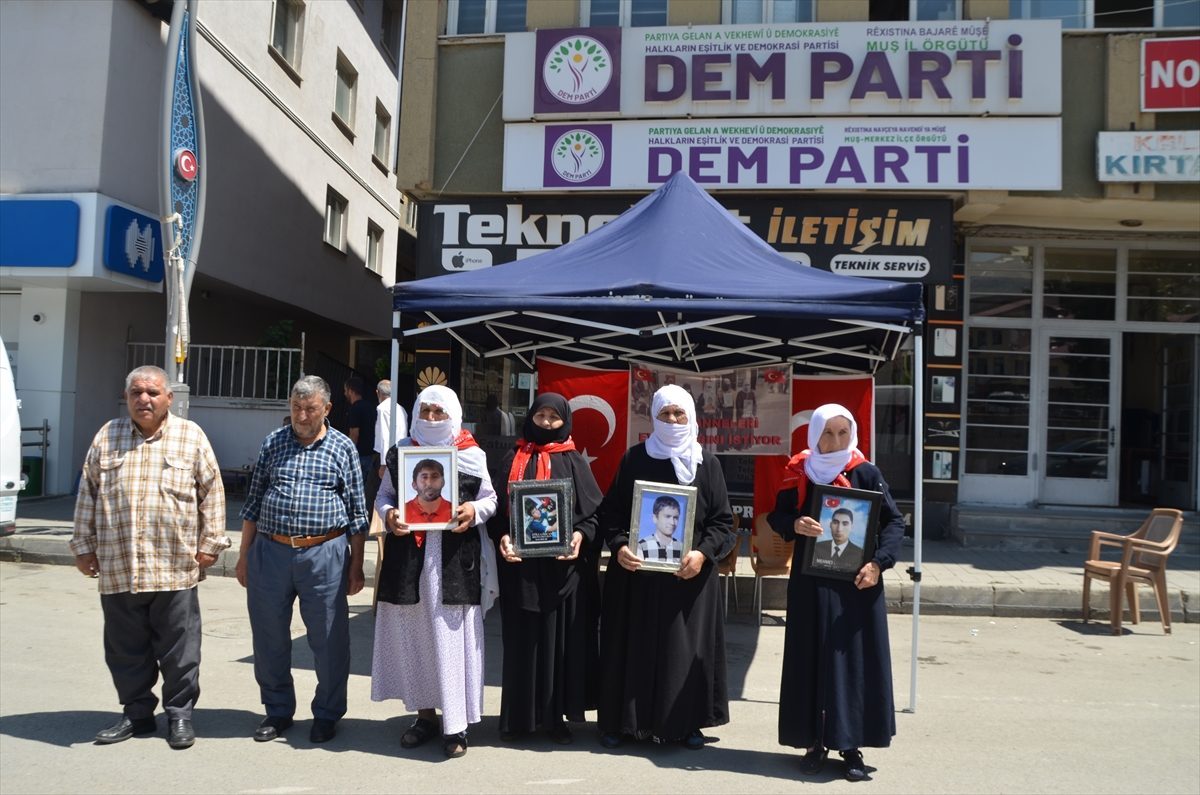 Muşlu aileler, DEM Parti önündeki eylemlerini sürdürdü