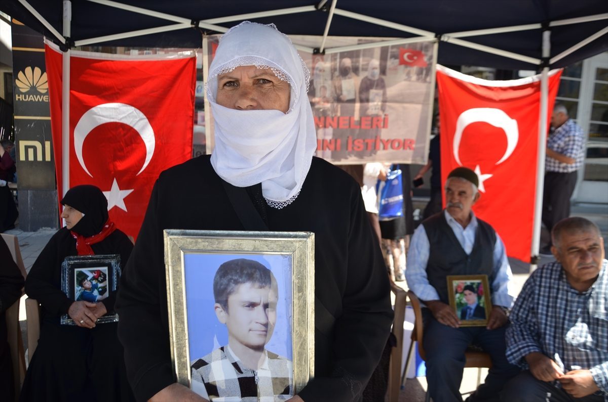 Muşlu aileler, DEM Parti önündeki eylemlerini sürdürdü