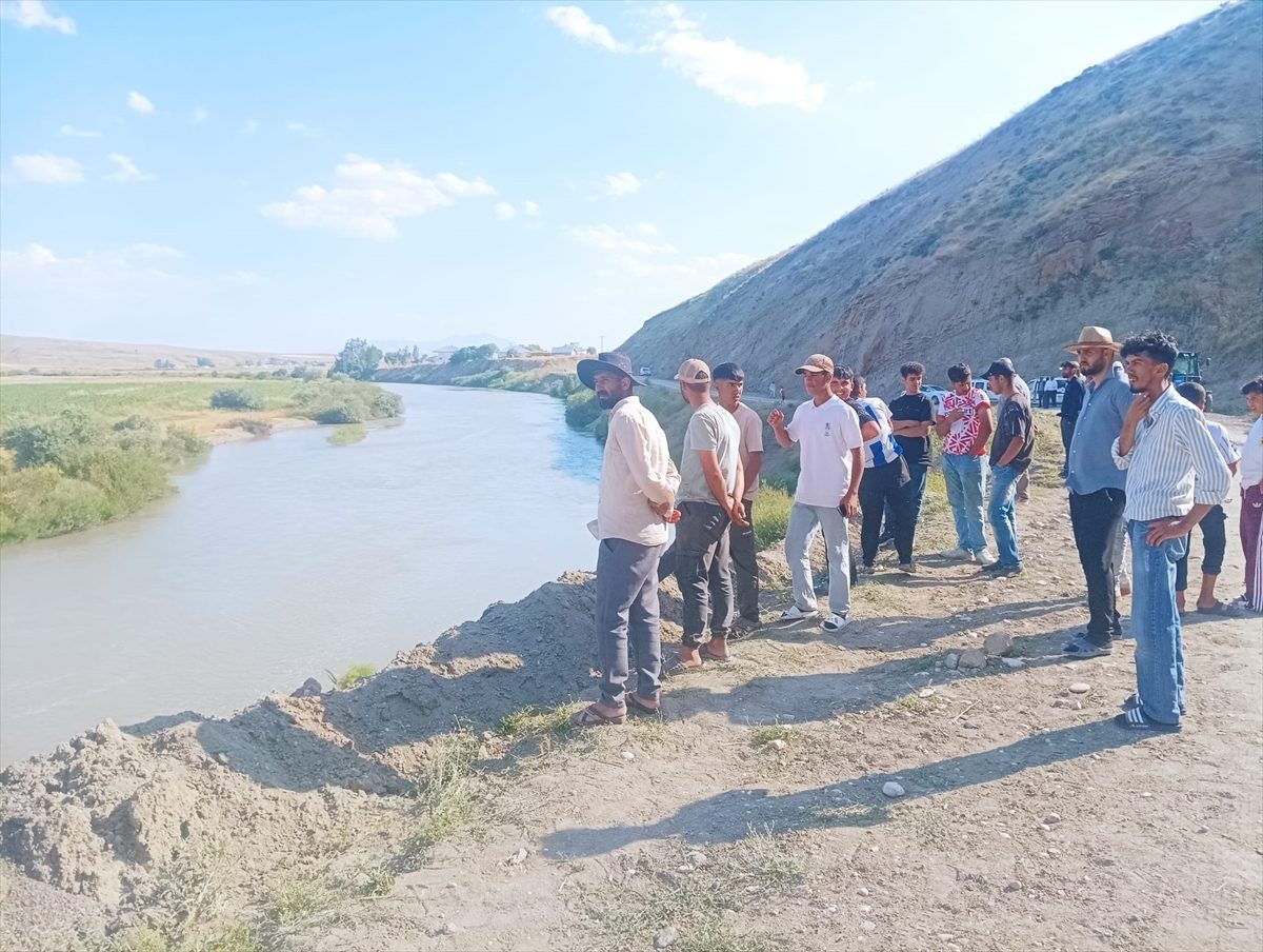 Muş’ta akarsuya düşen iki kardeşten biri öldü, diğeri aranıyor