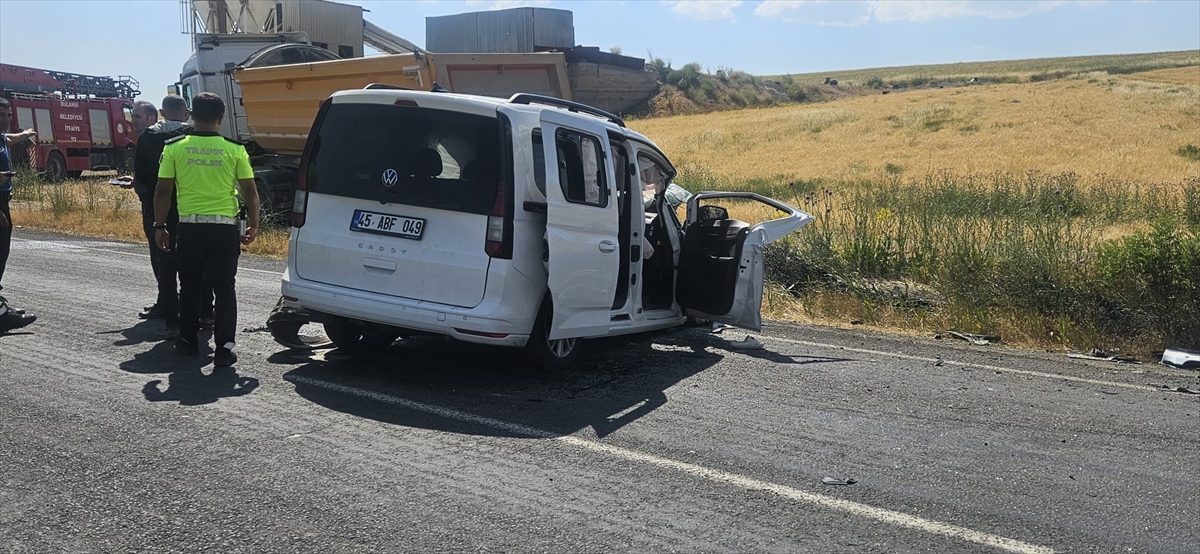 Muş’ta kamyonla çarpışan hafif ticari araçtaki 2 kişi öldü, 2 kişi yaralandı