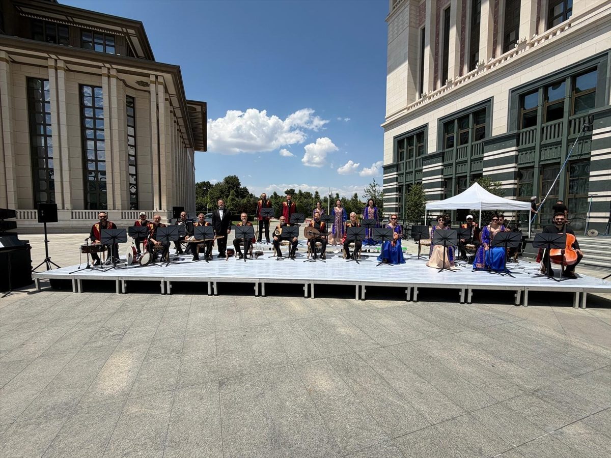 NATO Ankara Zirvesi’nde Türk müziği ve geleneksel kıyafetler dünya liderleri tarafından ilgi gördü