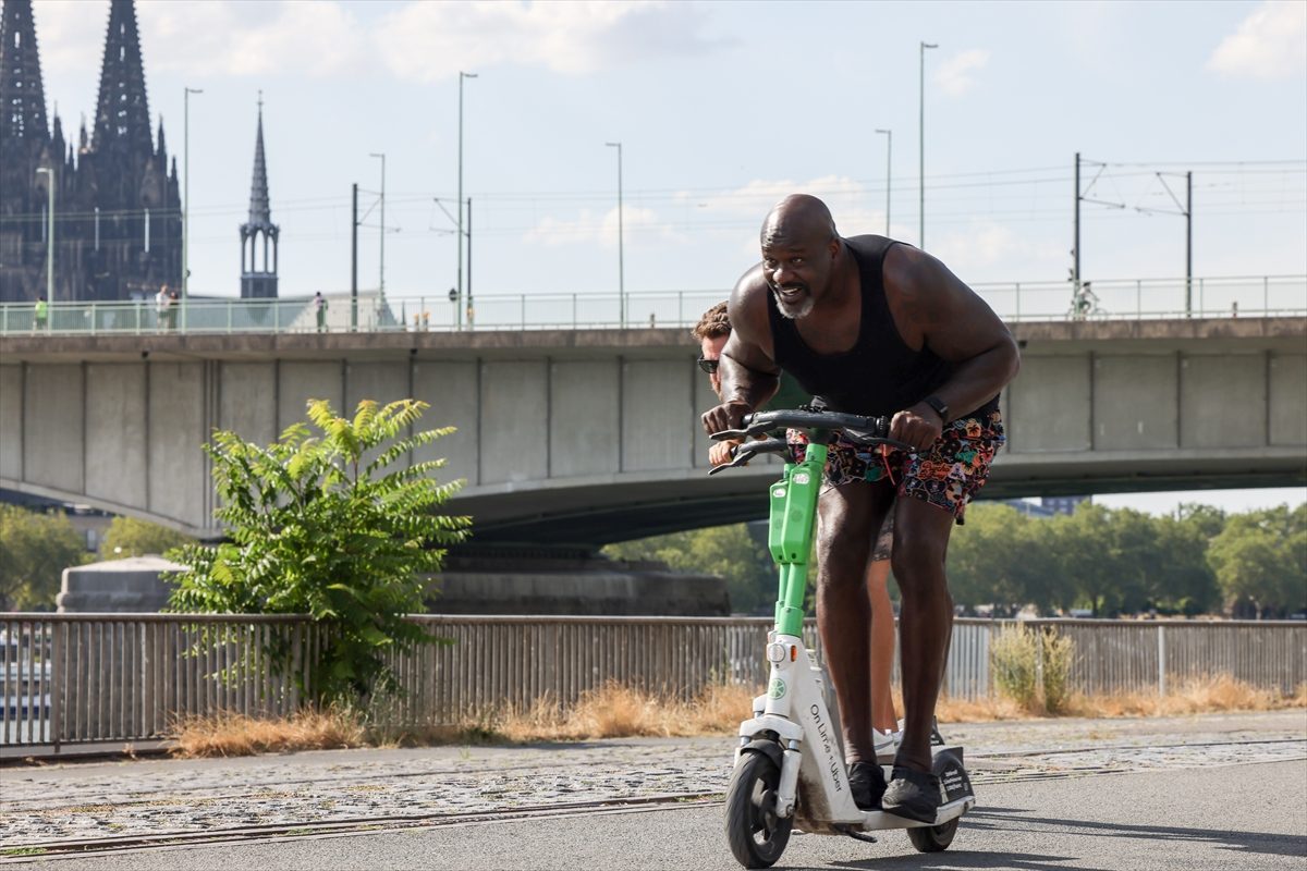 NBA efsanesi Shaquille O’Neal Köln’de basketbolseverlerle buluştu