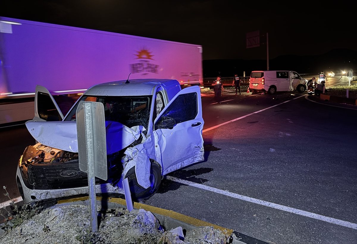 Nevşehir’de minibüs ile hafif ticari araç çarpıştı, 5 kişi yaralandı
