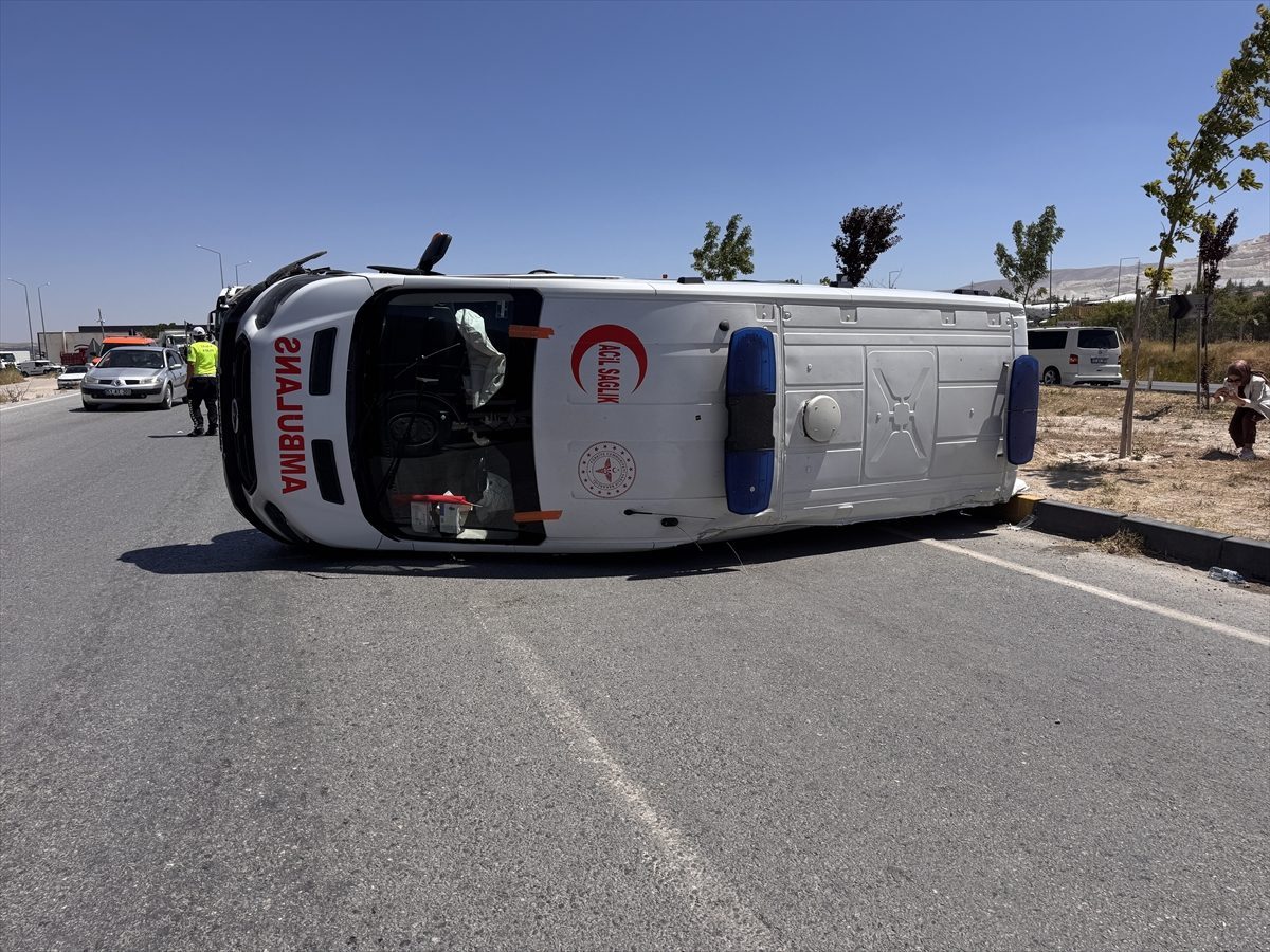 Niğde’de ambulans ile otomobilin çarpıştığı kazada 5 kişi yaralandı