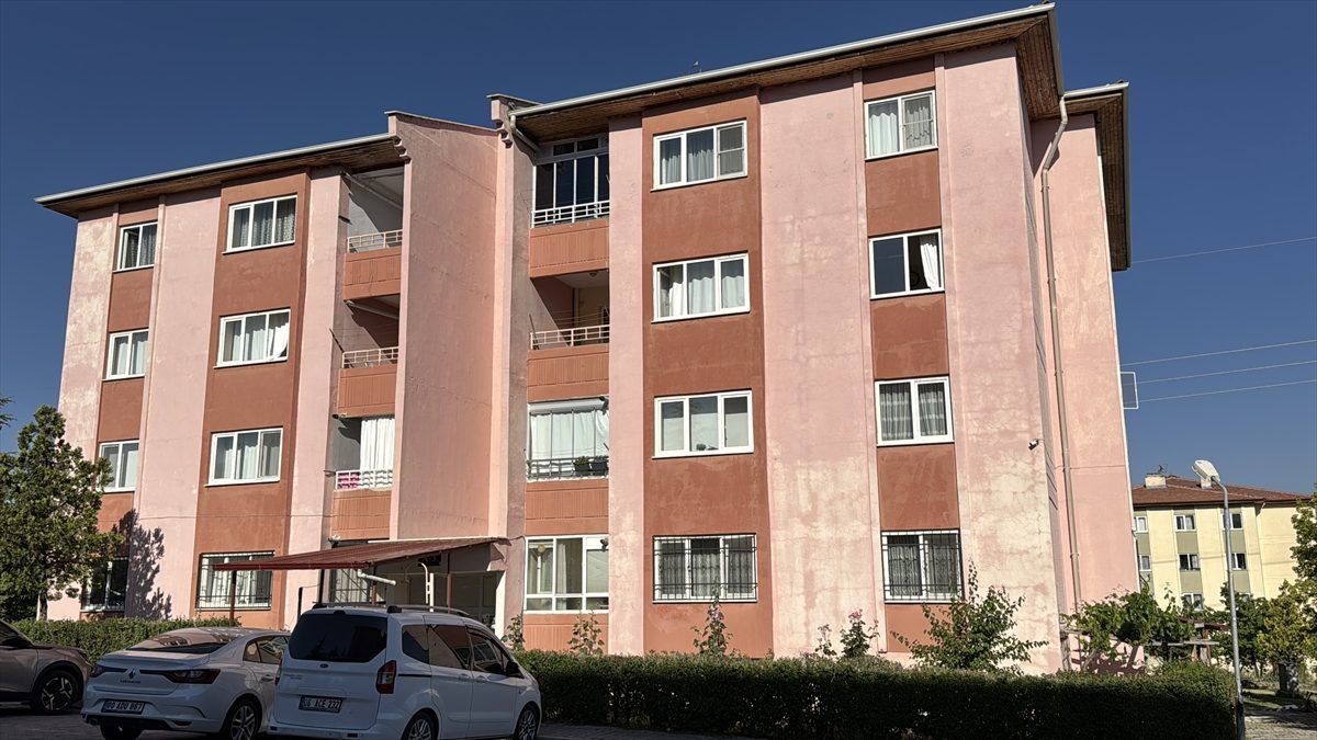 Niğde’de apartmanın üçüncü katından düşen çocuk yaralandı