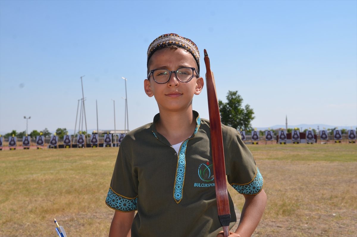 Oğullarının başladığı okçuluk ailece ortak tutkuları oldu