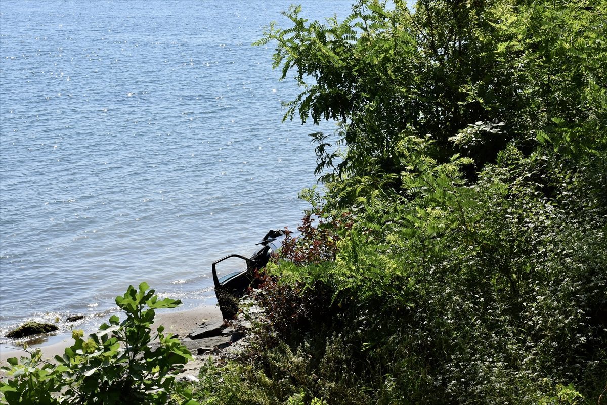 Ordu’da 30 metre yükseklikten deniz kenarına devrilen otomobilin sürücüsü yaralandı