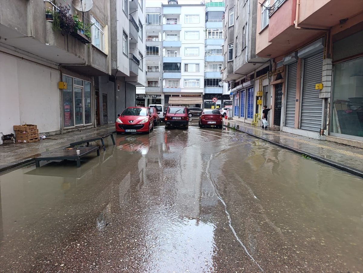 Ordu’da heyelan nedeniyle bağlantı yolu ulaşıma kapandı