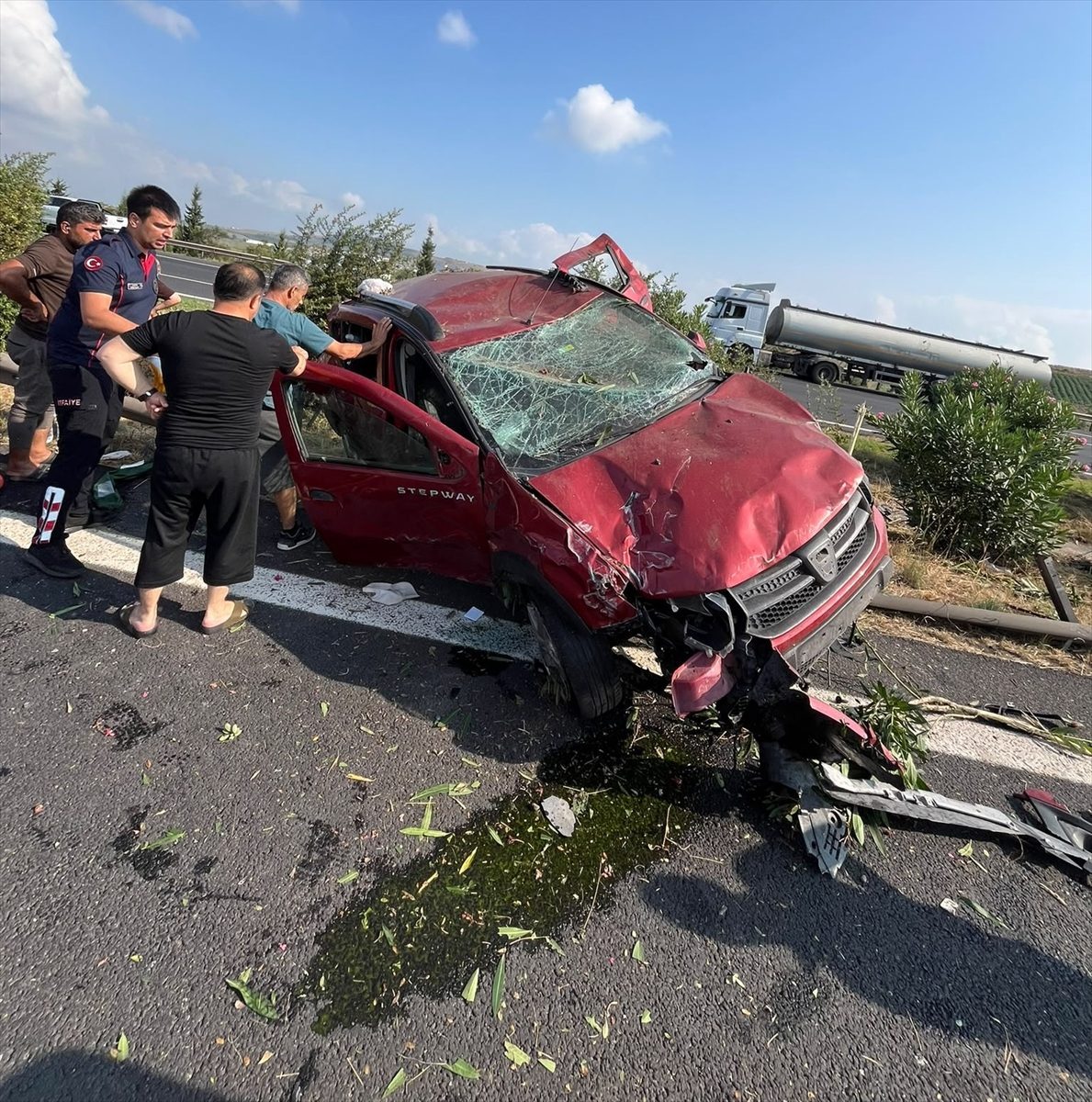 Osmaniye’de bariyere çarpan otomobildeki 5 kişi yaralandı