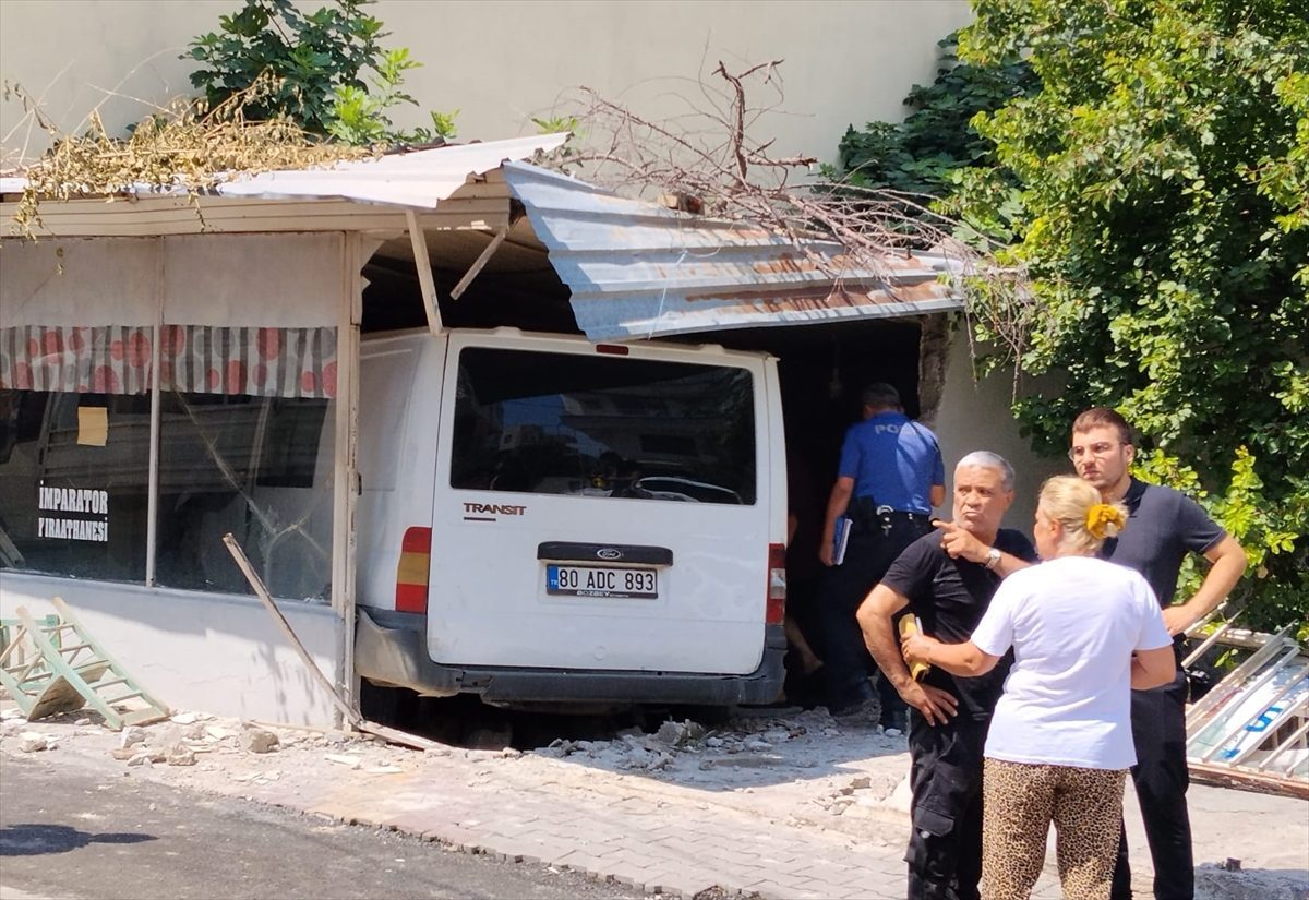 Osmaniye’de kazaya karışan minibüsün kıraathaneye girmesi sonucu 1 kişi öldü, 3 kişi yaralandı