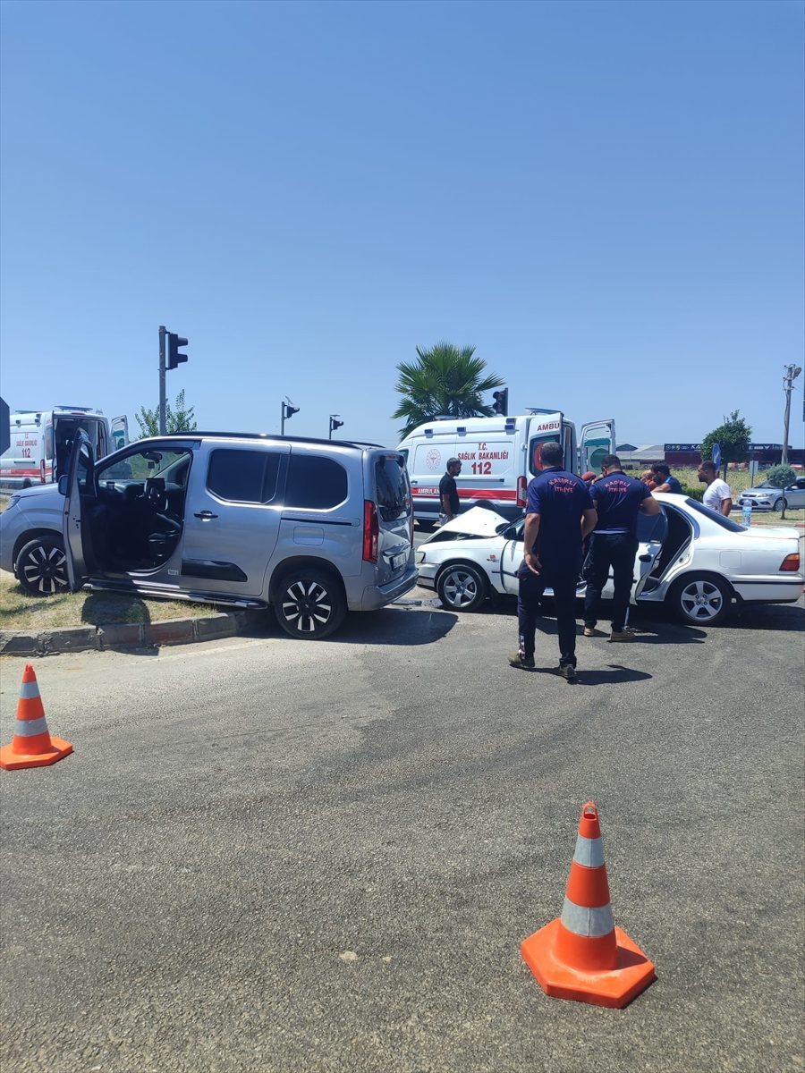 Osmaniye’de otomobille hafif ticari aracın çarpıştığı kazada 3 kişi yaralandı