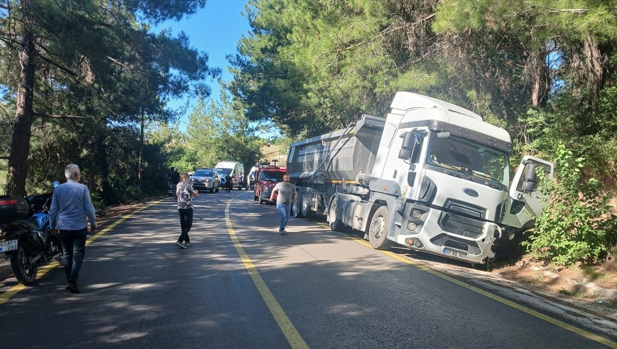 Osmaniye’de tırla çarpışan otomobildeki 1 kişi öldü 1 kişi yaralandı