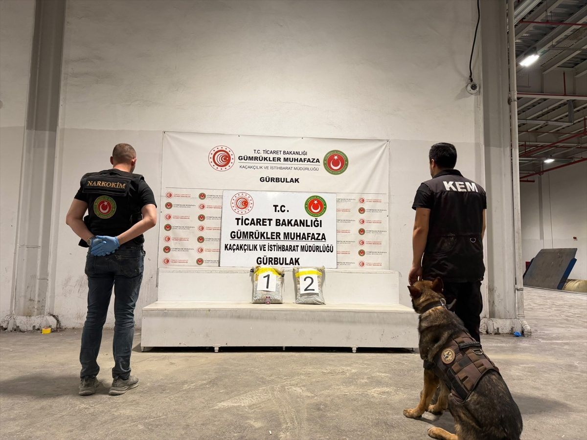 Oyuncak gitar, valiz ve çuvala gizlenmiş 23 kilo 142 gram uyuşturucu ele geçirildi
