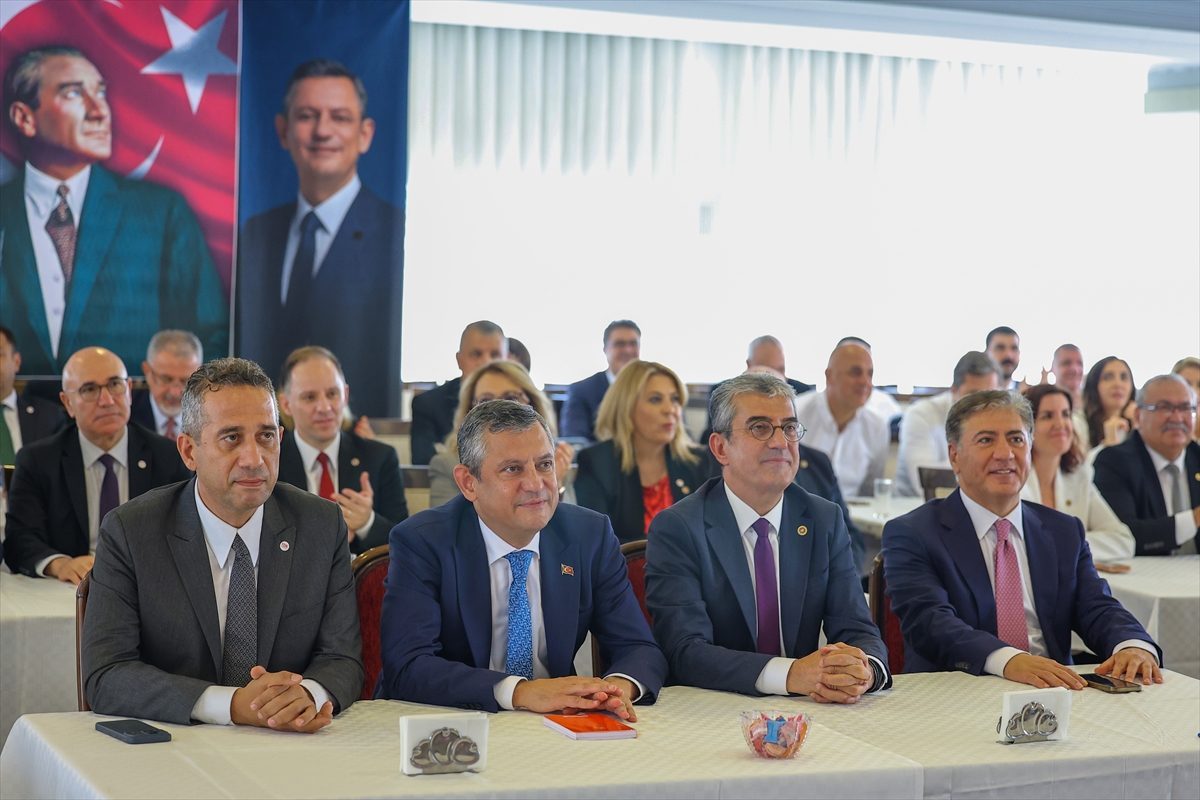 Özgür Özel Yeni Parti Genel Başkanlığına seçildi