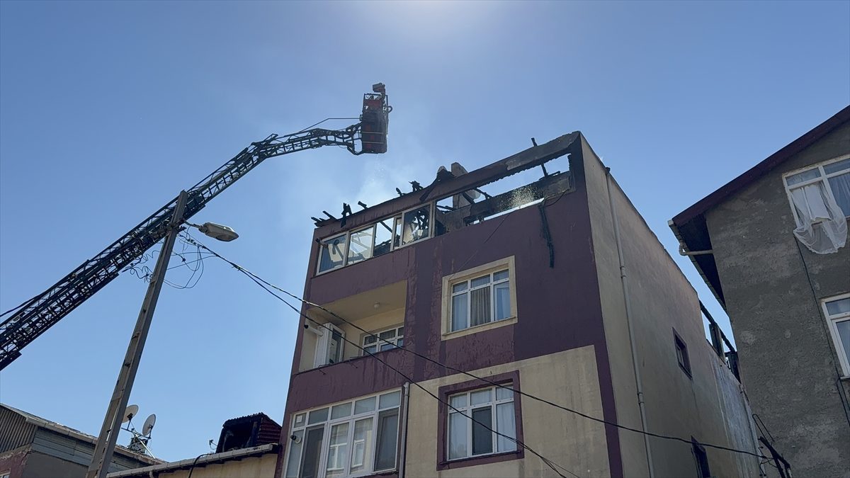 Pendik’te 4 katlı binada çıkan yangın söndürüldü