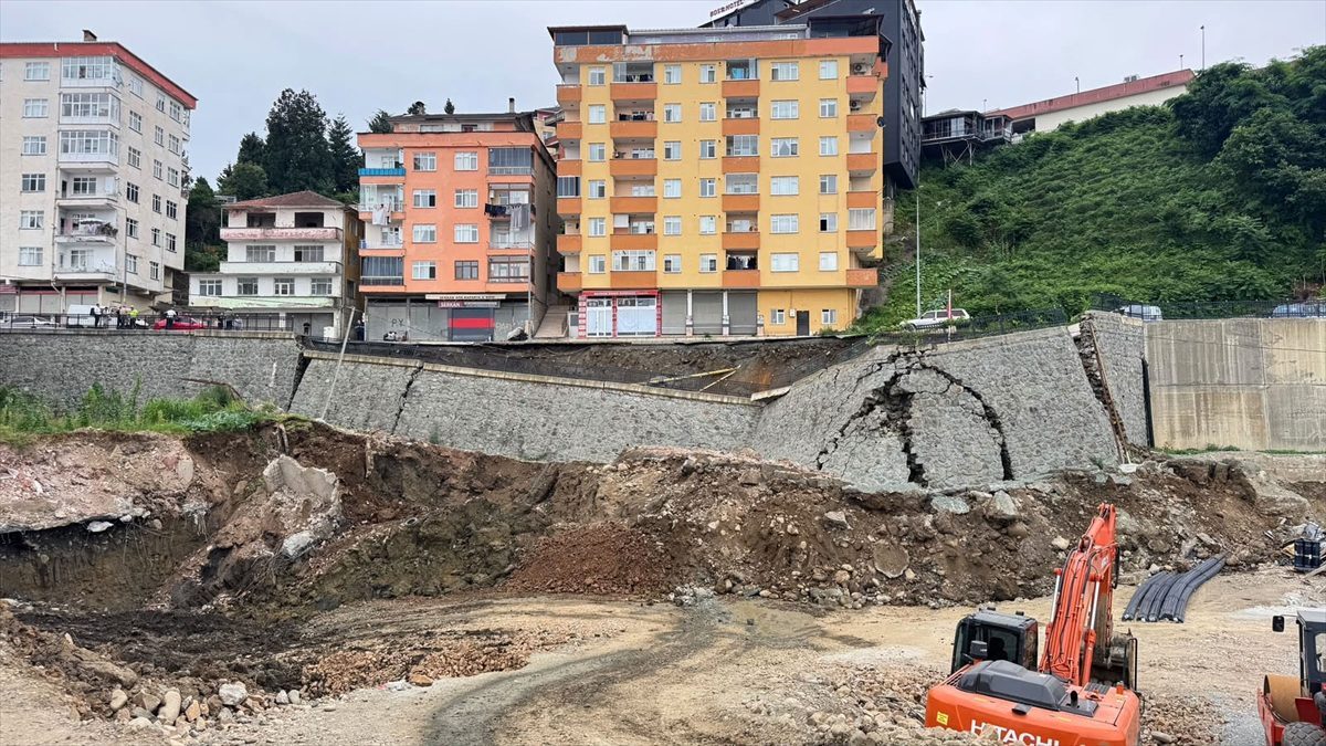 Rize’de yurt inşaatında istinat duvarı yıkıldı, yolun bir bölümü çöktü