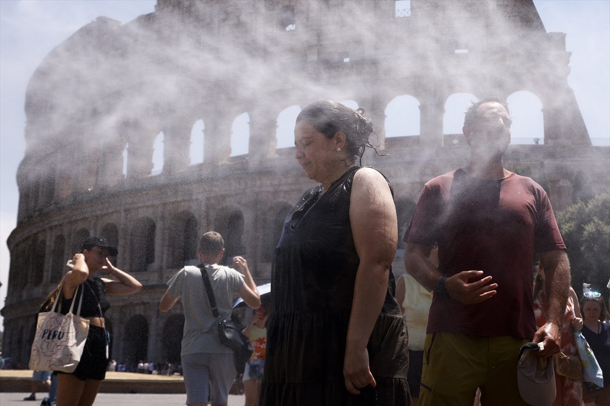 Roma’da turistler ve yerel halk aşırı sıcağa rağmen hayatlarını sürdürmeye çalışıyor