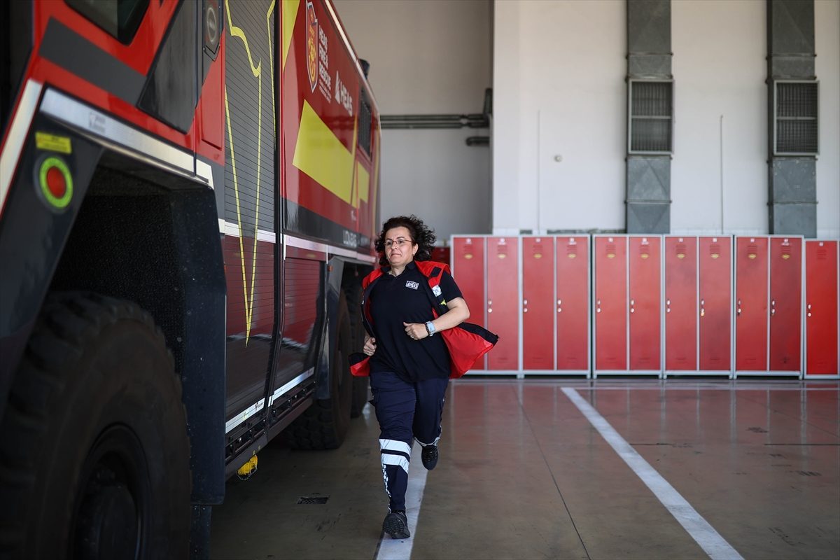 Sabiha Gökçen Havalimanı’nda görevli kadın itfaiye şoförü 26 yıldır işini tutkuyla yapıyor