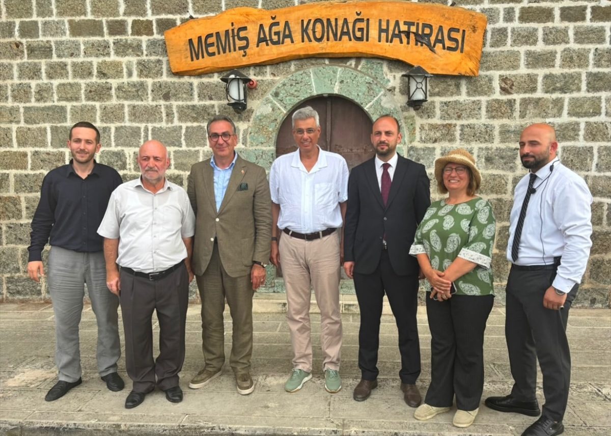 Sağlık Bakanı Memişoğlu Trabzon’da tarihi konaktaki müzeyi ziyaret etti
