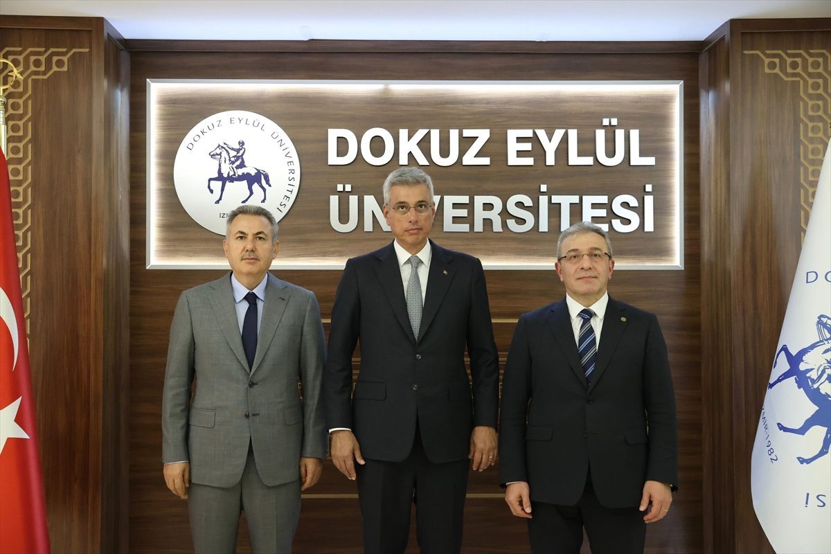 Sağlık Bakanı Memişoğlu’ndan İzmir Biyotıp ve Genom Merkezi’ne ziyaret: