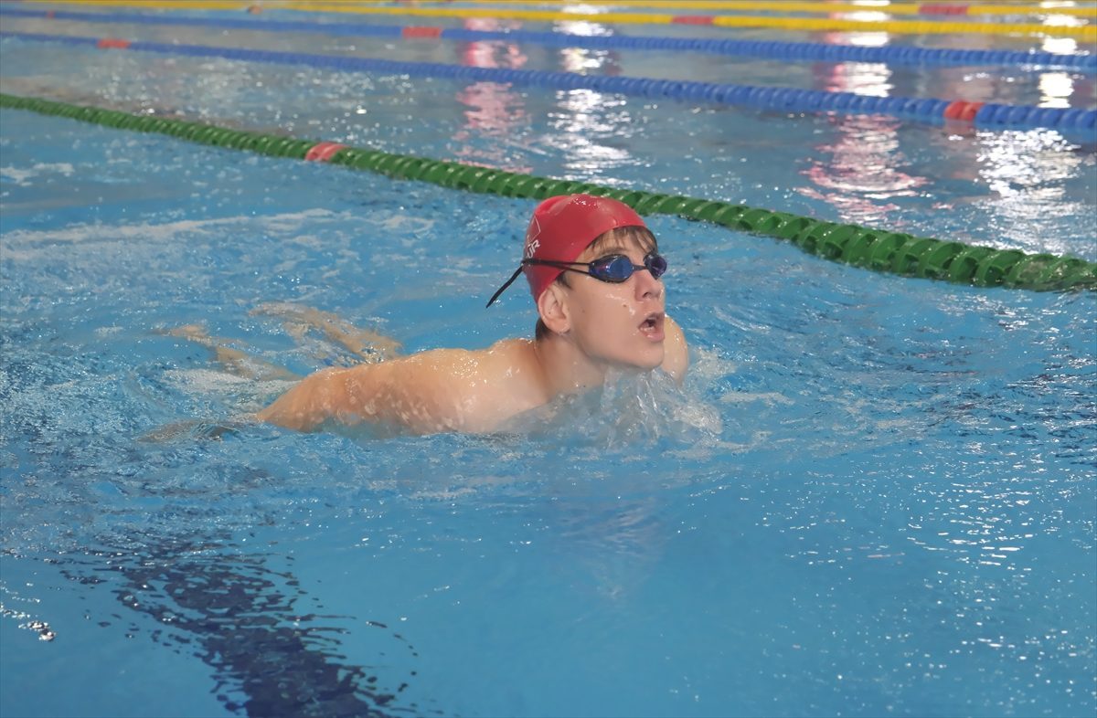 Sağlık için yüzmeye başlayan engelli sporcu 3 kez üst üste Türkiye şampiyonu oldu