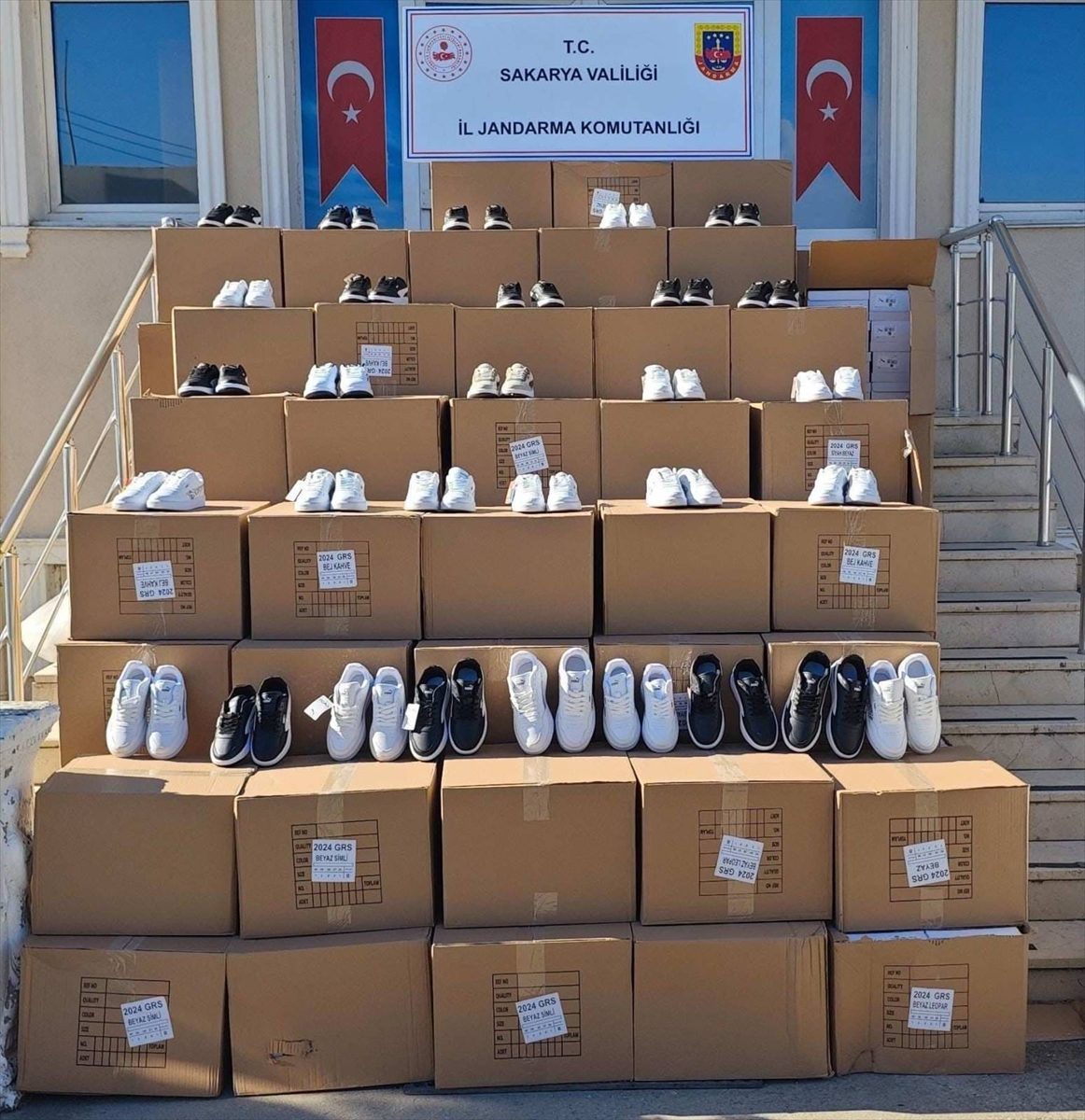 Sakarya’da 10 milyon 680 bin lira değerinde taklit spor malzemesi ele geçirildi