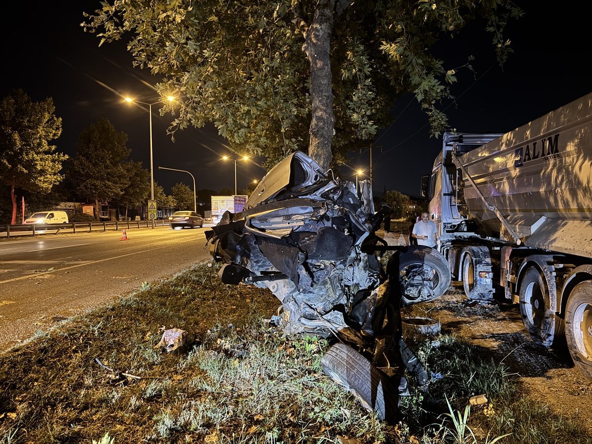 Sakarya’da ağaca çarpan otomobil ikiye ayrıldı