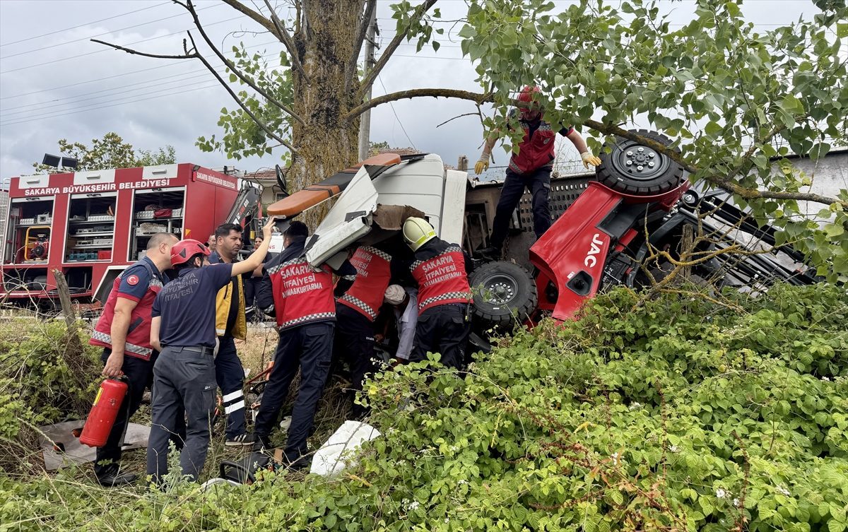 Sakarya’da devrilen çekicide sıkışan sürücü itfaiye ekiplerince kurtarıldı