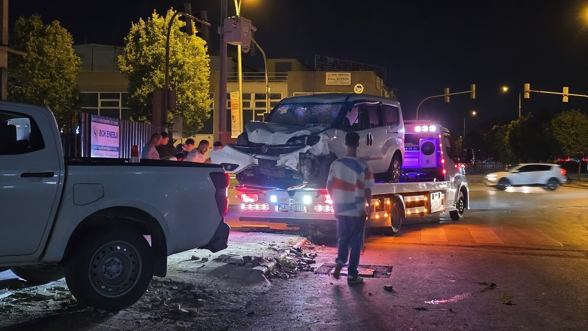 Sakarya’da hafif ticari araçla 2 motosikletin çarpıştığı kazada 1 kişi öldü