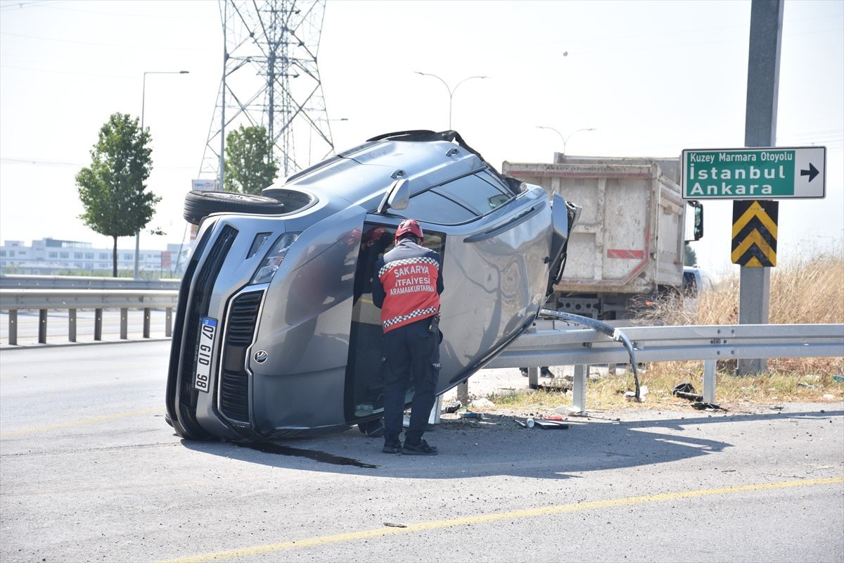 Sakarya’da kamyonla çarpışarak devrilen otomobilin bariyere saplandığı kazada anne ve çocuğu yaralandı