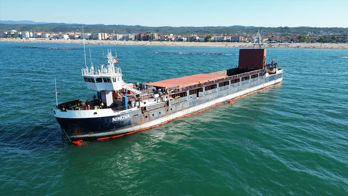 Sakarya’da karaya oturan kuru yük gemisi kurtarıldı