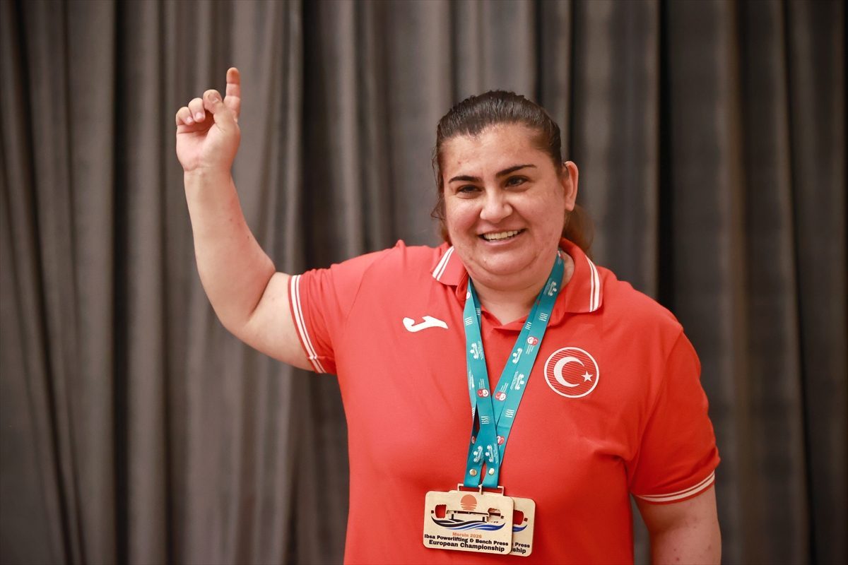 Sakatlıktan döndü, Avrupa Şampiyonası’nda 4 dünya rekoru kırıp 2 altın madalya kazandı