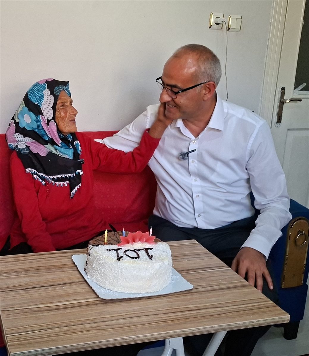 Samsun’da 101 yaşına giren kadına sürpriz doğum günü kutlaması