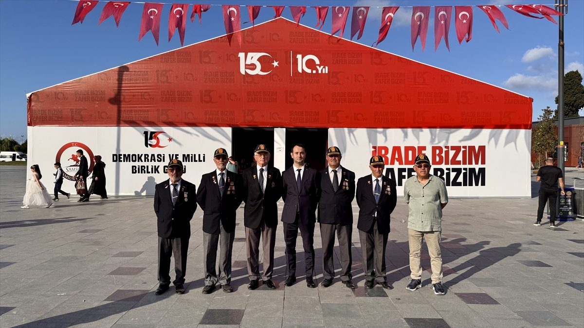 Samsun’da gaziler “15 Temmuz Demokrasi ve Milli Birlik Günü Anma Çadırı”nı ziyaret etti