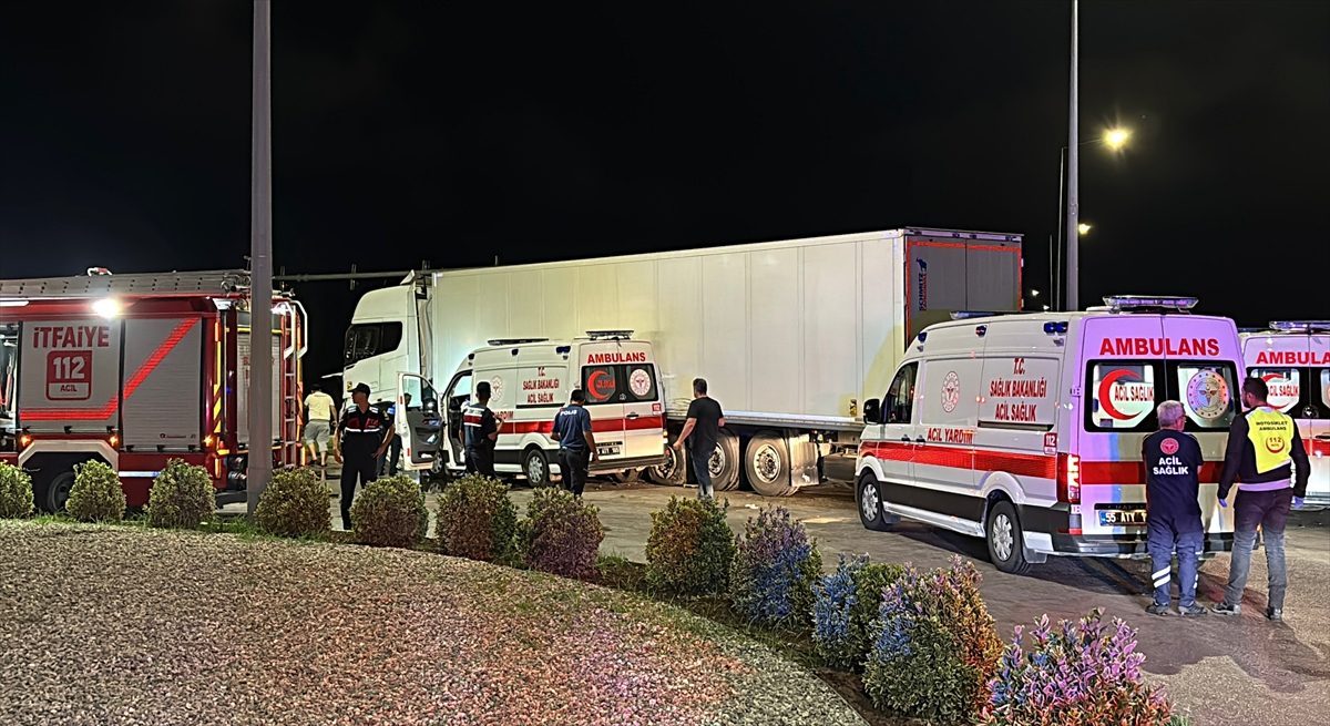 Samsun’da hasta taşıyan ambulans ile tırın çarpıştığı kazada 6 kişi yaralandı