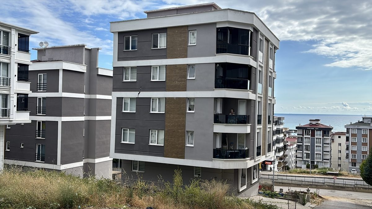 Samsun’da inşaat kazısı sırasında duvarlarında çatlak ve çökme oluşan 5 katlı bina tahliye edildi