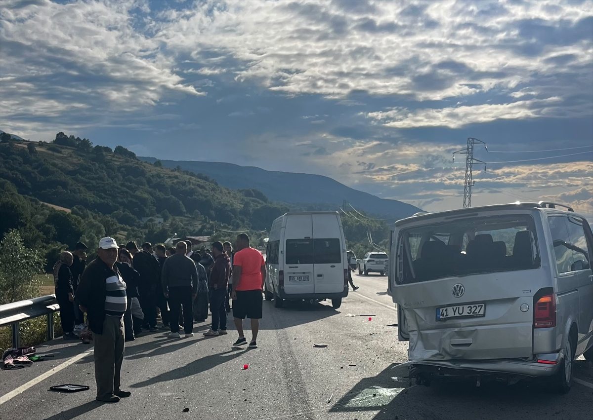 Samsun’da minibüs ile panelvanın çarpışması sonucu 5 kişi yaralandı