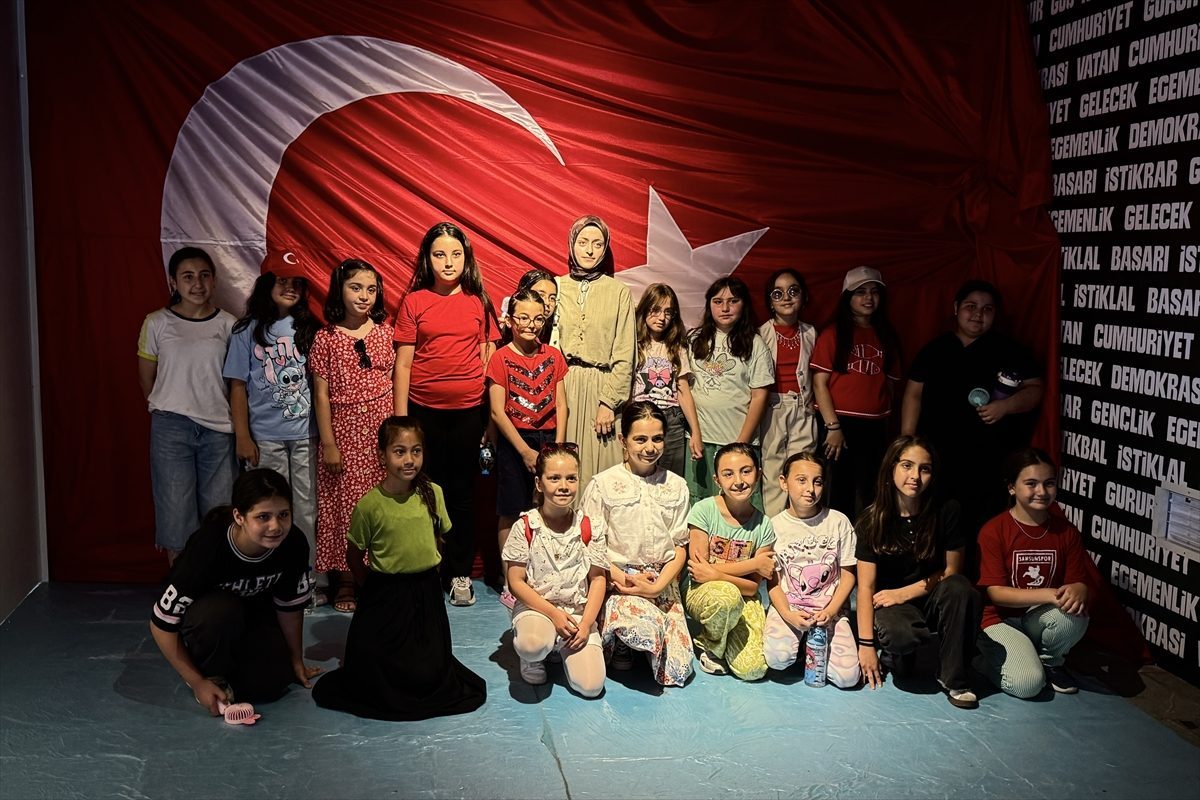 Samsun’da şehit yakınları ve öğrenciler 15 Temmuz Anma Çadırı’nı ziyaret etti