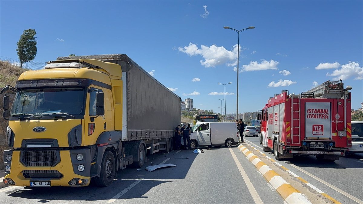 Sancaktepe’de hafif ticari aracın tıra çarpması sonucu 2 kişi yaralandı