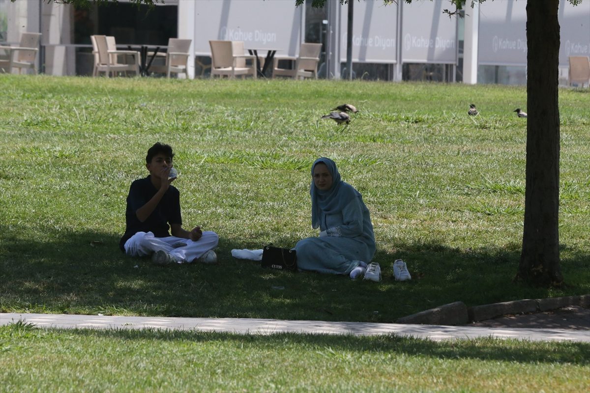 Şanlıurfa’da 45 dereceyi bulan sıcak hava yaşamı olumsuz etkiliyor