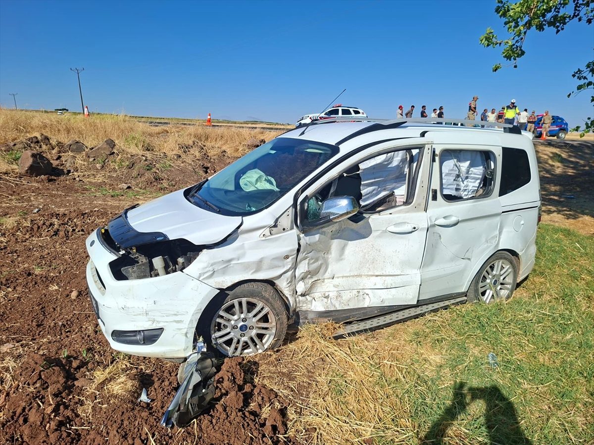 Şanlıurfa’da hafif ticari araç ile otomobil çarpıştı, 6 kişi yaralandı