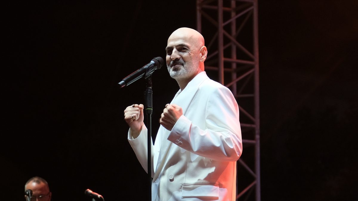 Şarkıcı Soner Sarıkabadayı Çorum Hitit Fuarı’nda konser verdi
