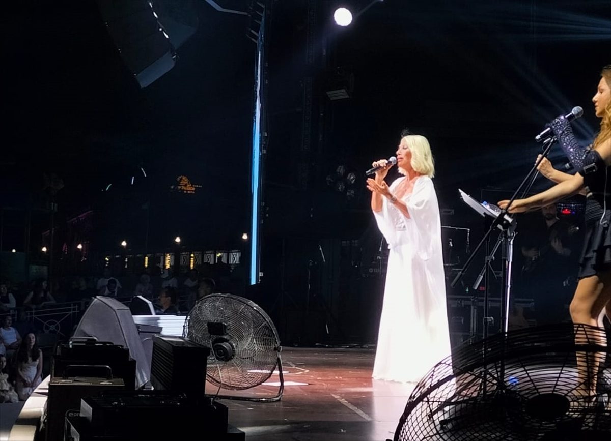 Seda Sayan Manavgat’ta konser verdi