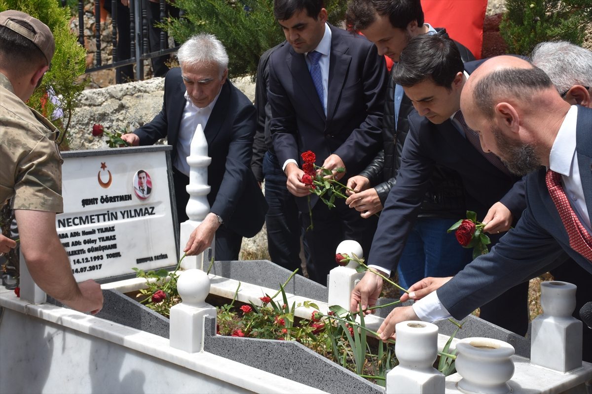 Şehit öğretmen Necmettin Yılmaz Gümüşhane’deki kabri başında anıldı